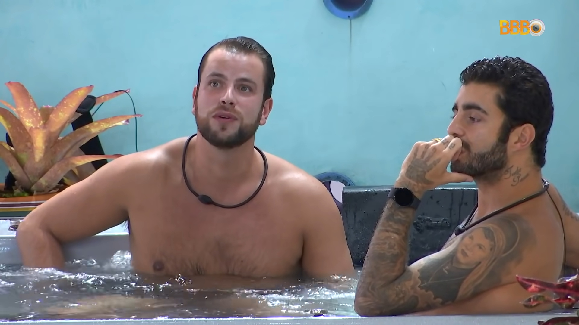 Líder Gustavo e Pedro Scooby na banheira do BBB 22