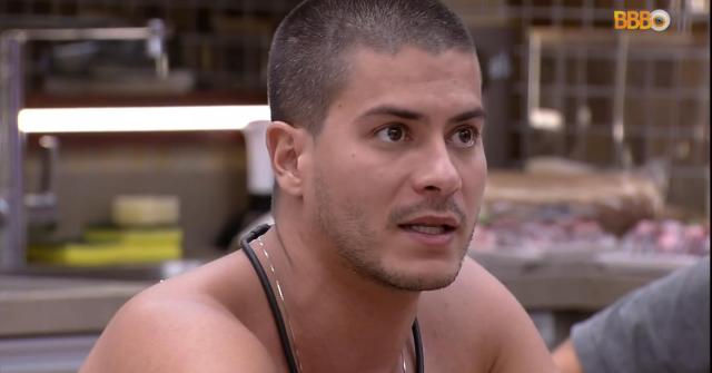 Arthur Aguiar na reta final do BBB 22 com PA e Scooby (Foto: Reprodução/ Globoplay BBB22)