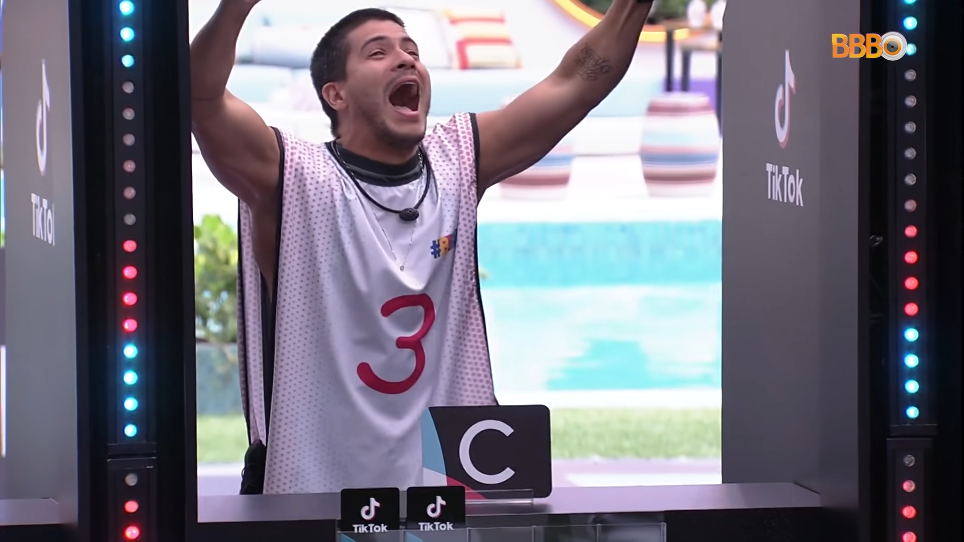 Arthur Aguiar comemorando no BBB 22