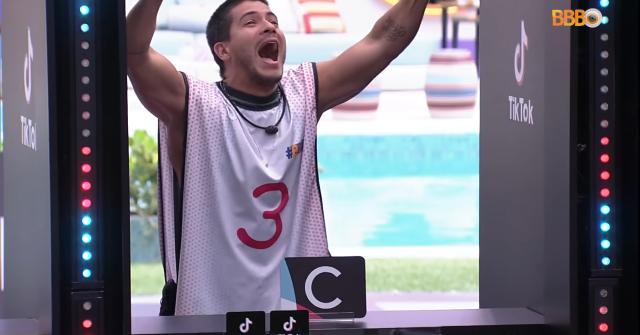 Arthur Aguiar comemorando no BBB 22 (Foto: Reprodução/ Globoplay)
