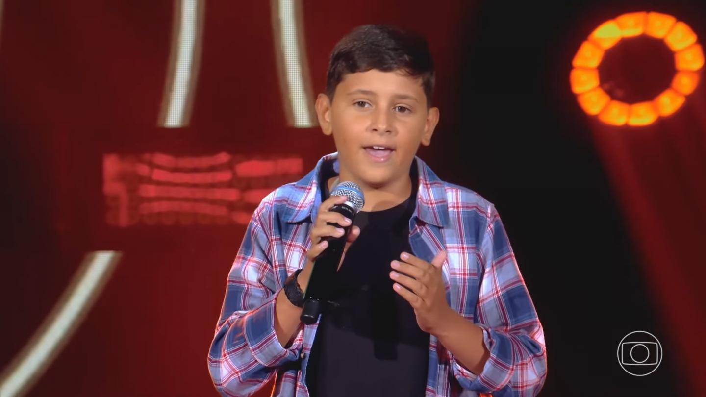 Luís Miguel no The Voice Kids 2022 cantando Será Que Foi Saudade (Foto: Reprodução/ Globoplay)