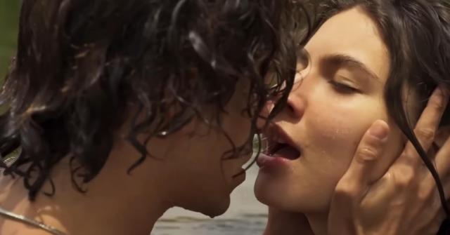 Jove e Juma em cena romântica da novela Pantanal da Globo (Foto: Reprodução/ Globoplay)