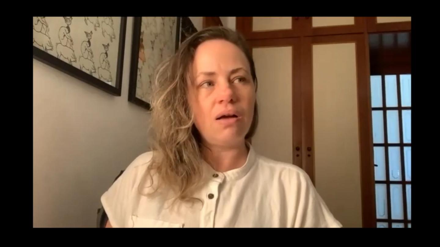 Atriz Karine Teles em entrevista