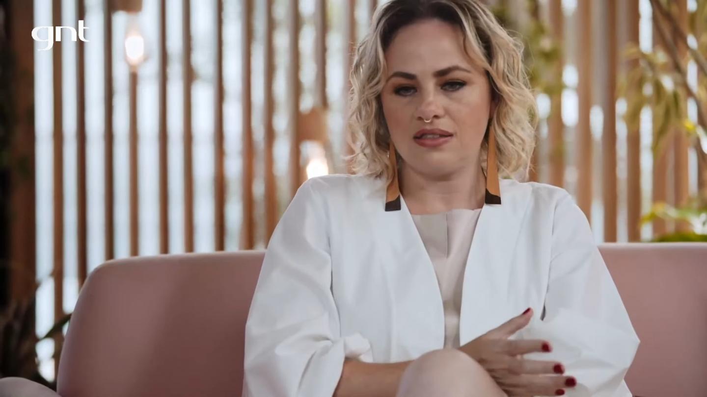 Atriz Karine Teles em entrevista