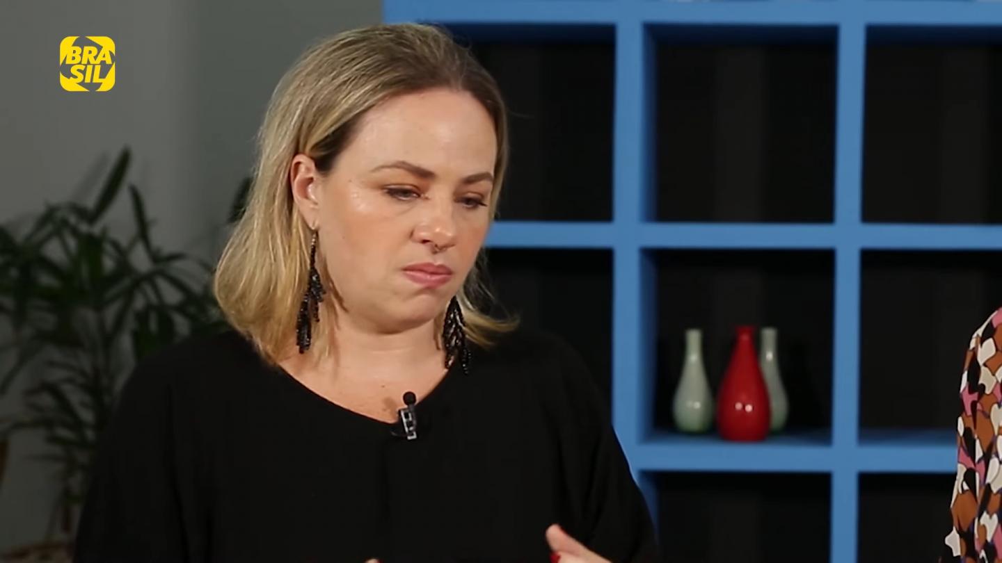 Atriz Karine Teles em entrevista
