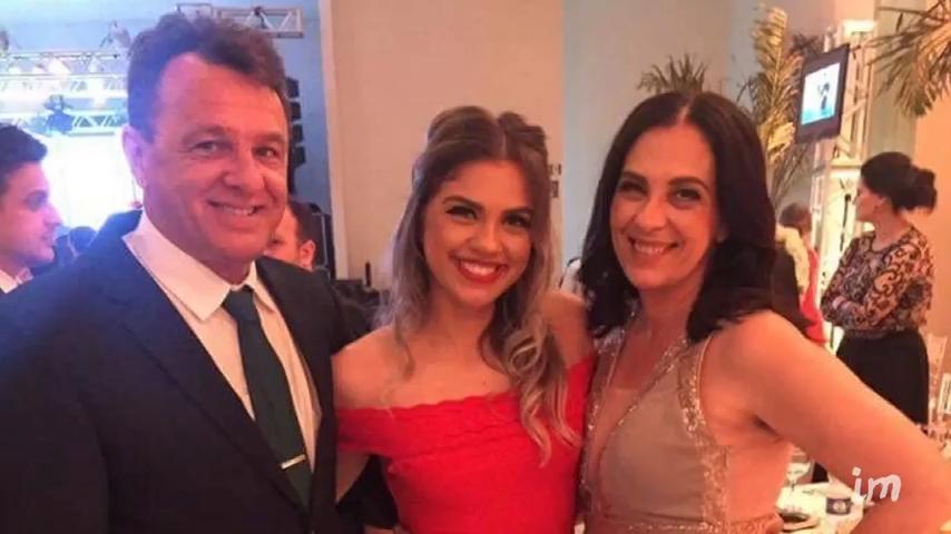 Isadora Markus em foto com os pais
