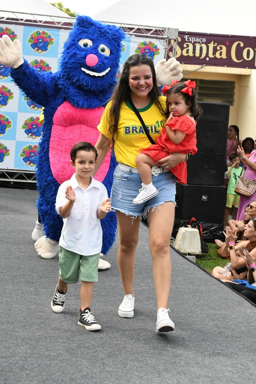 Desfile da loja Bicho Papão no Dia das Crianças em São José dos Campos