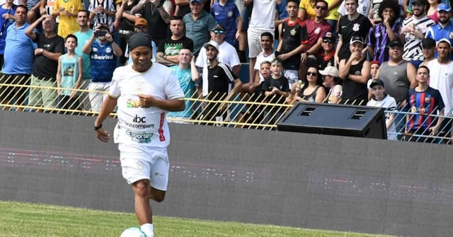 Partida foi realizada no estádio Martins Pereira, em São José dos Campos, com a presença de famosos; veja fotos