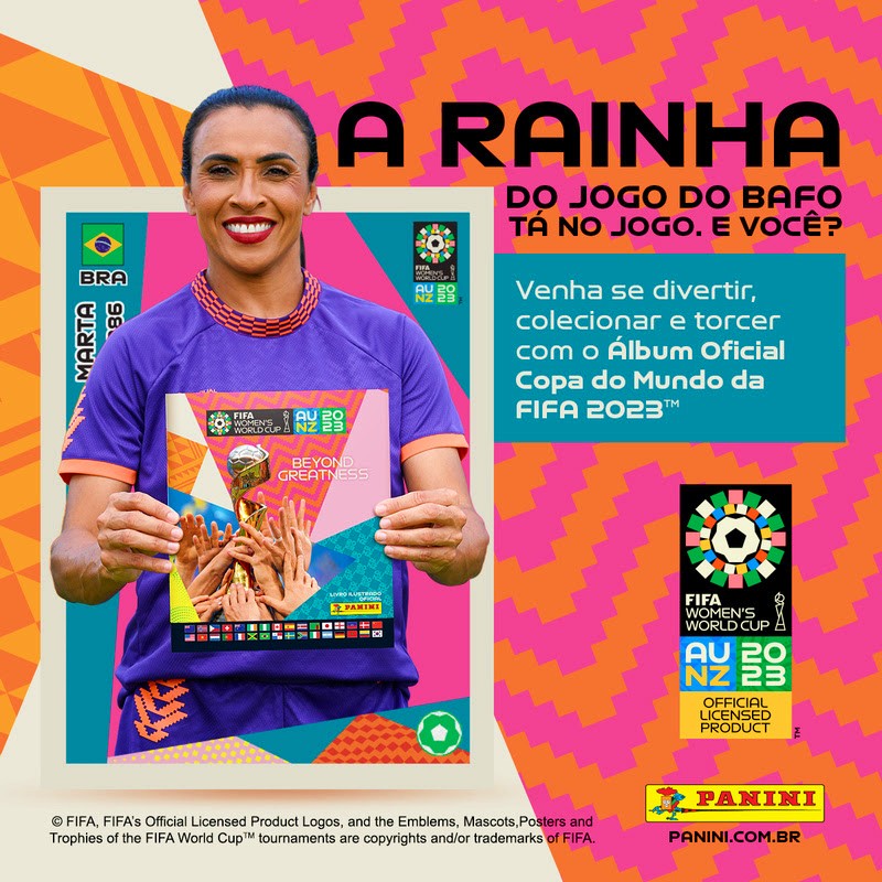 Marta com o álbum da Copa de futebol feminino