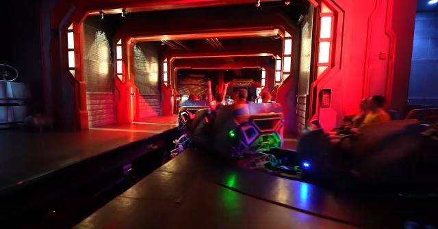 Melhor brinquedo da Disney no Epcot o Guardiões da Galáxia (Foto: Reprodução/ YouTube Filmes)