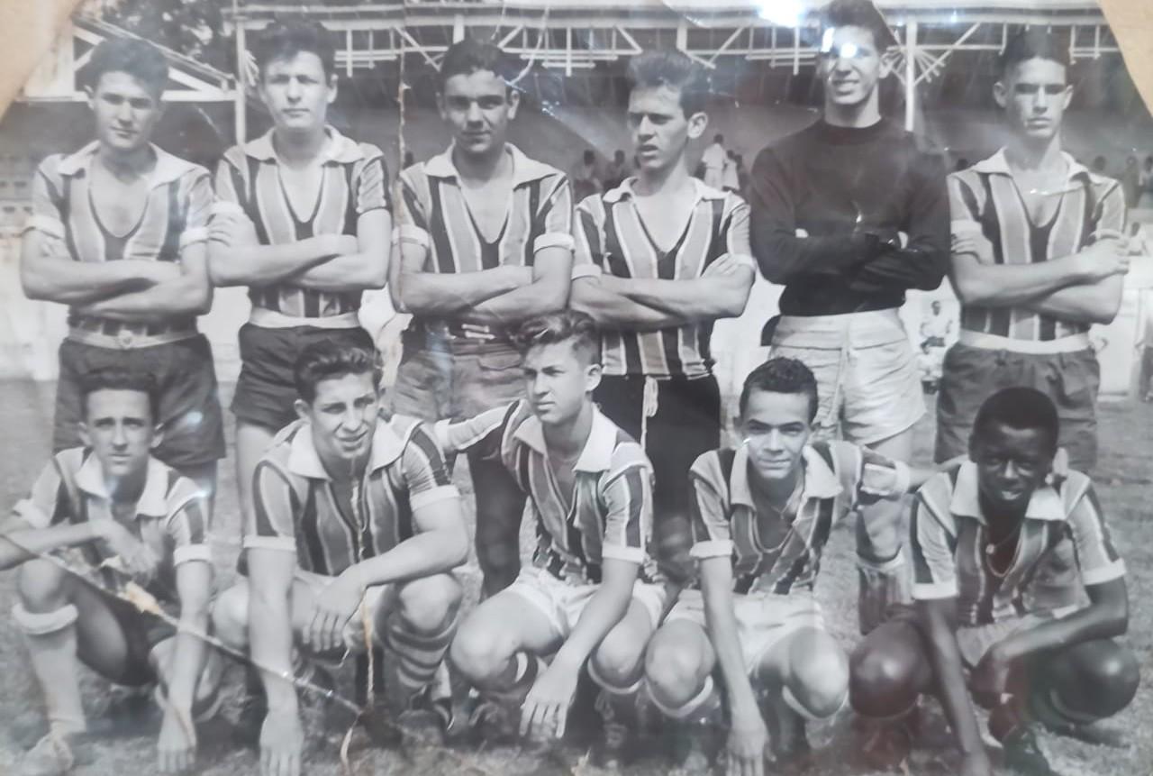 No time de futebol, Romildo é o primeiro de pé - da esquerda para direita