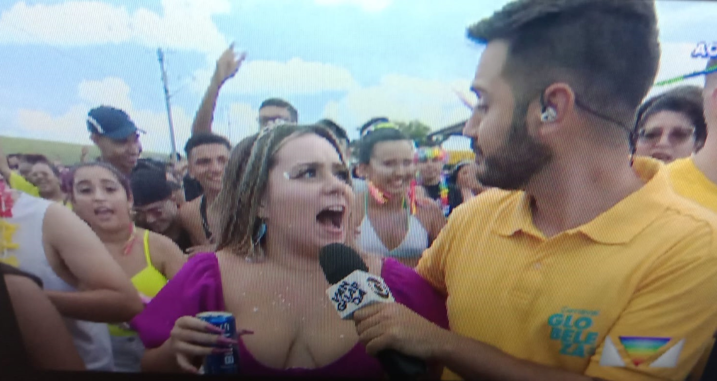 Pedro Melo entrevista foliã que manda palavrão ao vivo no Carnaval 2024 da Vanguarda