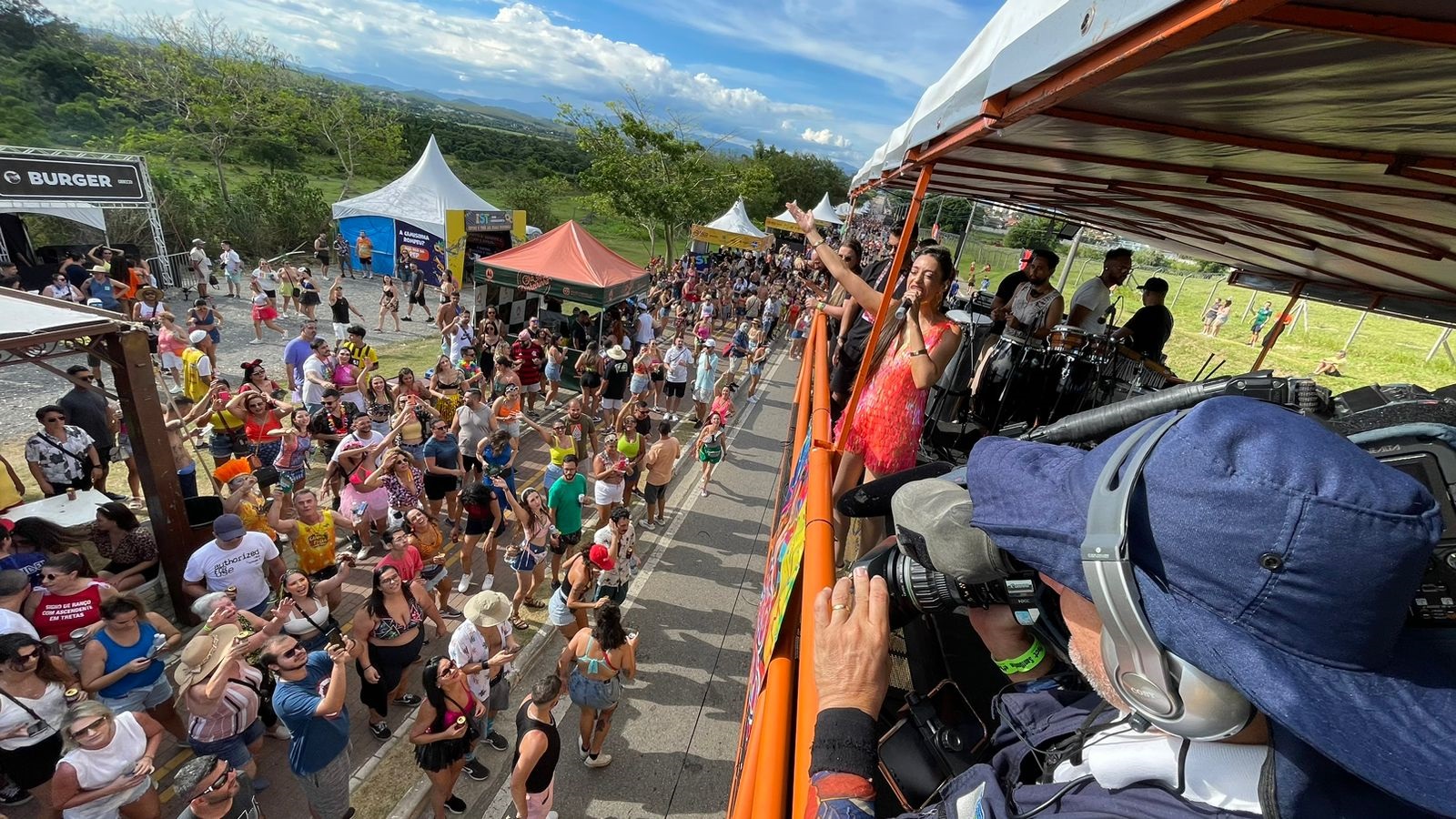 Bloco da Torquetti no Carnaval 2024 de São José dos Campos. Ana Paula Torquetti cantando na folia