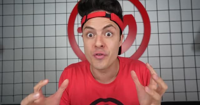 Apresentamos a biografia de Enaldinho, o youtuber que conquistou as crianças do Brasil - principalmente os meninos. Figurinhas, futebol, carros e muito mais sobre o influencer