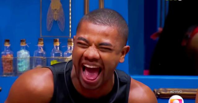 Davi sorrindo com o prêmio do BBB 24 (Foto: Reprodução/ Globoplay)