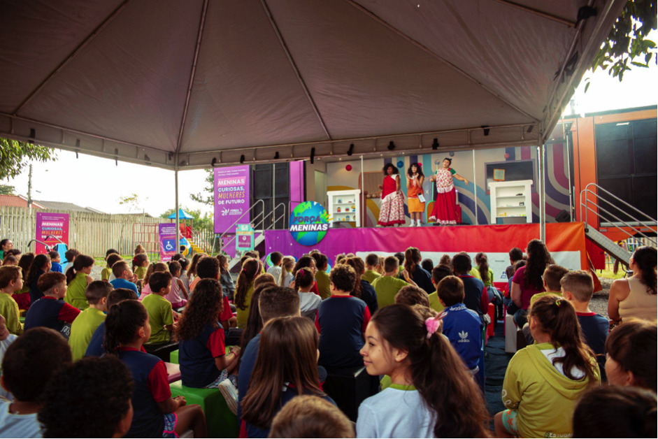 Exposição itinerante com estações interativas, peça de teatro temática e palestras gratuitas para crianças e adolescentes