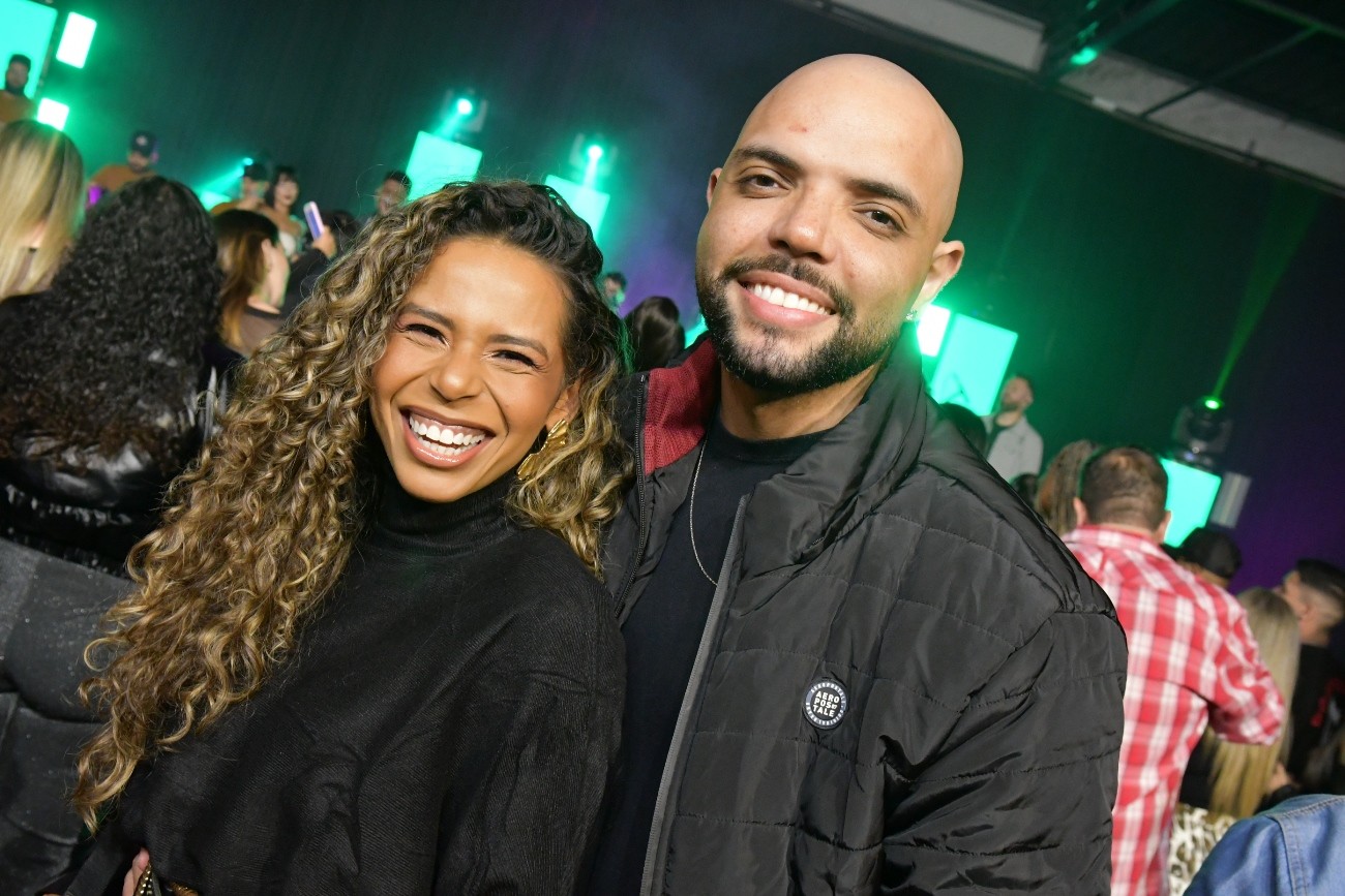 Daniela Lopes e o namorado e noivo Vinicius Prado