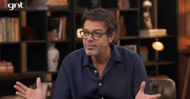 Bruno Mazzeo em entrevista sobre biografia (Foto: Reprodução/ YouTube)
