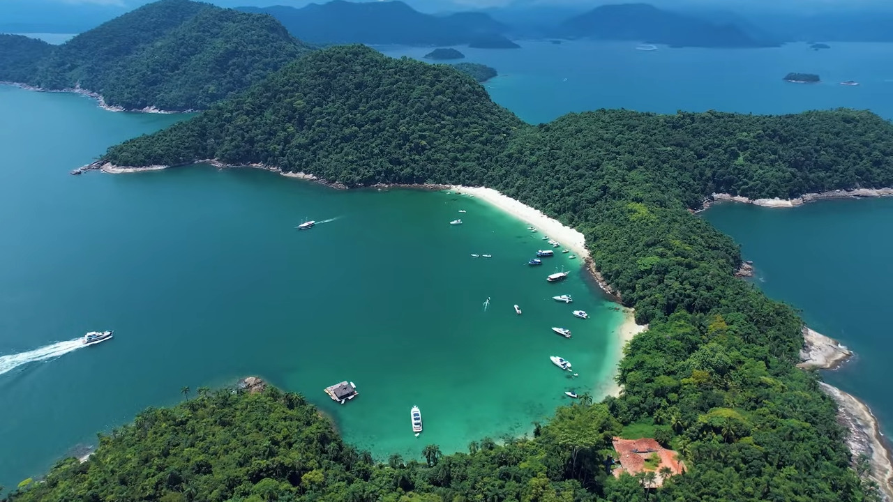 A paisagem de Angra dos Reis vista por cima (Foto: Reprodução/ YouTube)