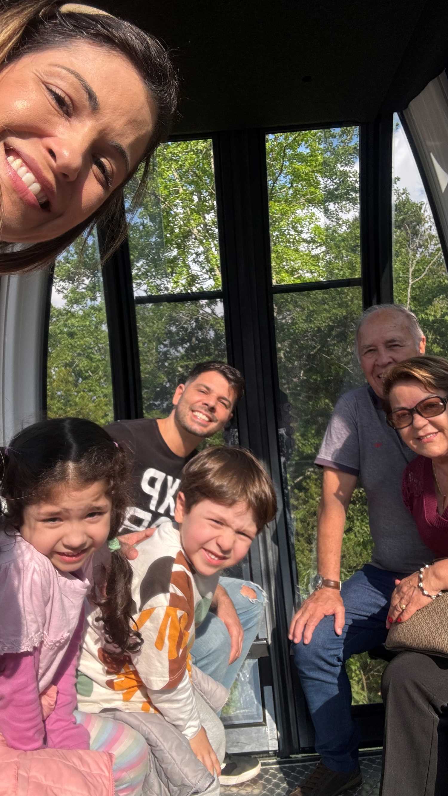 Kelly Maria com os pais, o filho e o marido no teleférico em Campos
