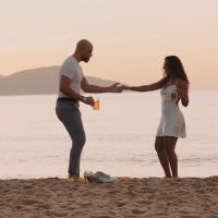 Daniela Lopes na praia com o marido Vinicius Prado