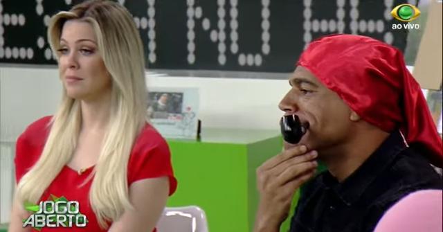 Denilson Show brincando com o rebaixamento do Inter ao lado de Renata Fan (Foto: Reprodução/ YouTube)