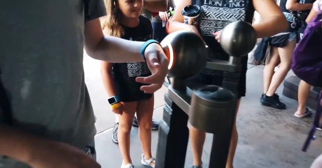 Passando na catraca de ingressos da Disney em Orlando (Foto: Reprodução/ YouTube)