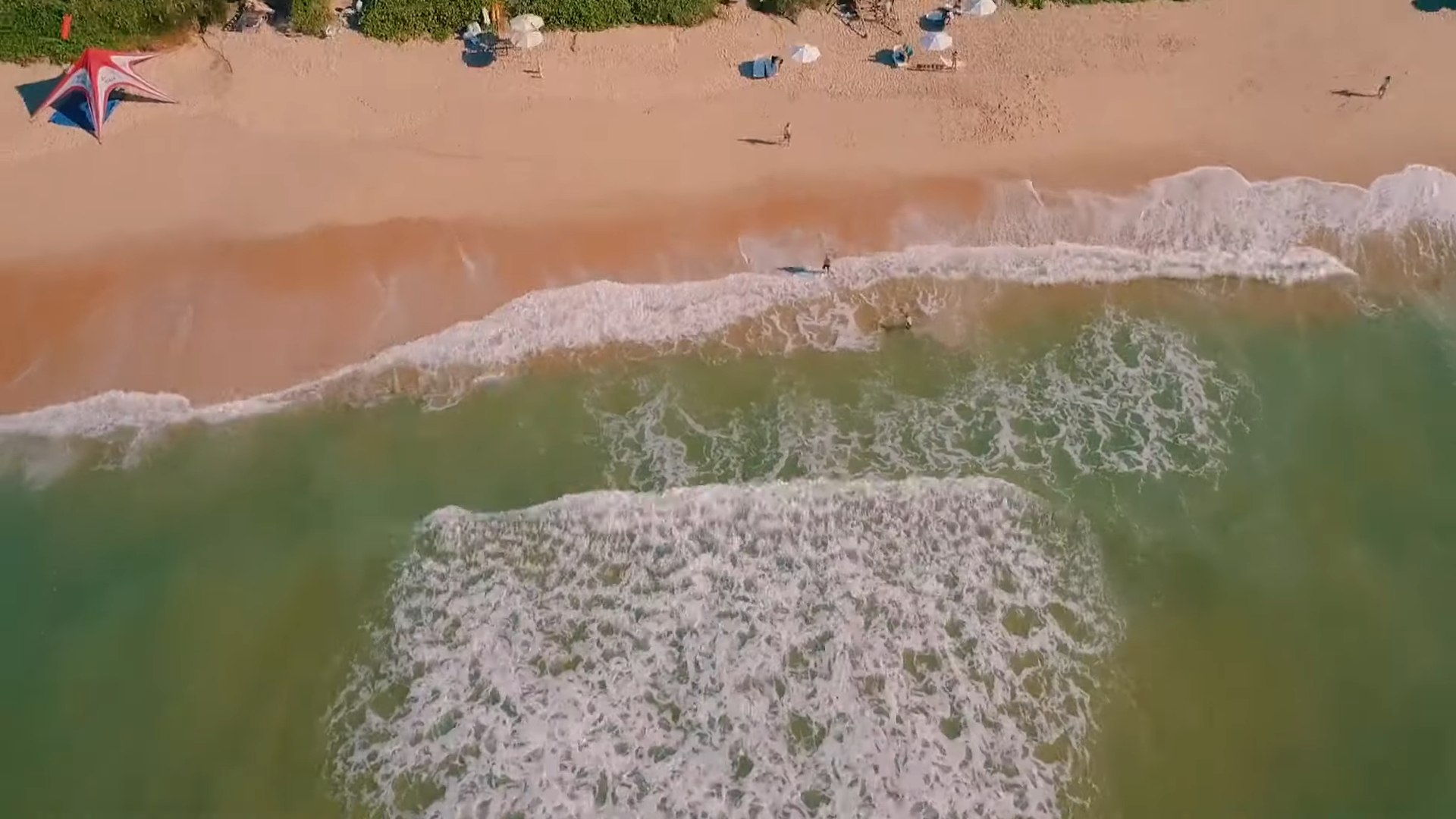 Praia de Guarajuba na Bahia (Foto: Reprodução/ YouTube)