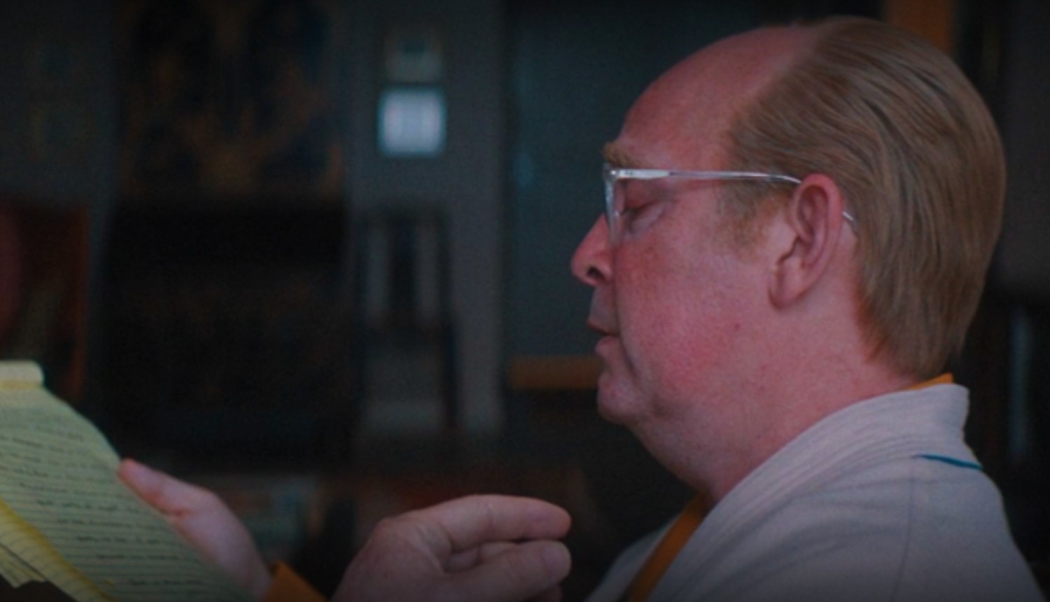 Truman Capote na série Feud lendo carta para Babe