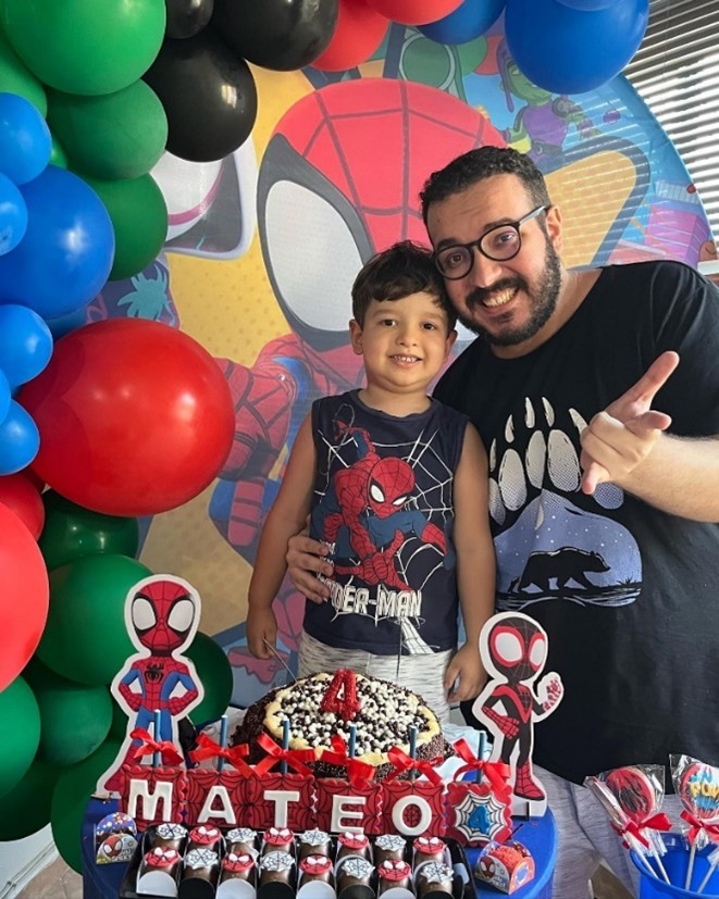Dia do Fã. Thiago e o filho Mateo em sua festa de 4 anos do tema Spider