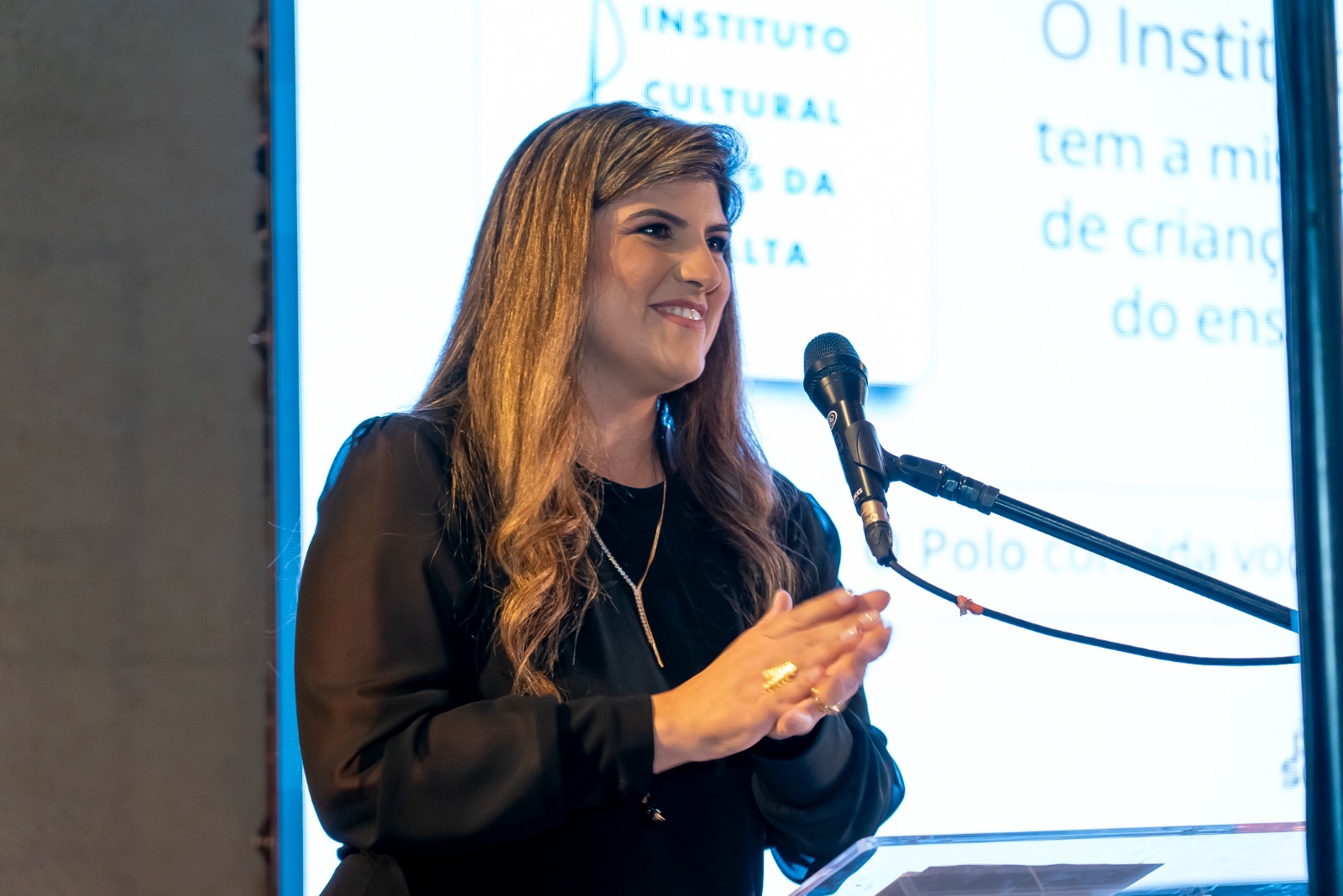 Acompanhe curiosidades da carreira da jornalista Michelle Sampaio, que saiu da TV Vanguarda (Globo); ela tem uma filha, Antonella, e é casada com Toninho Cecilio. Leia Wikipédia
