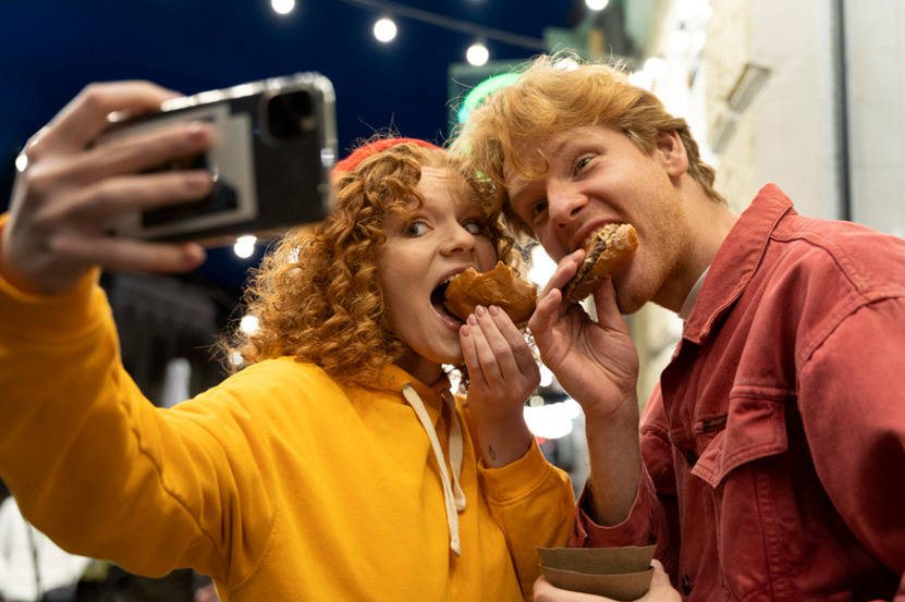 Influenciadores comendo hambúrguer