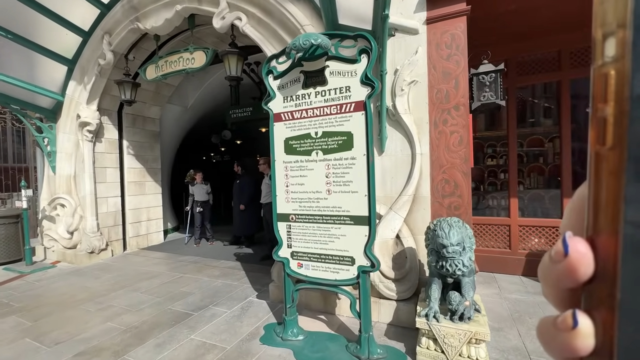 Entrada da atração Harry Potter and the Battle at the Ministry Magia Harry Potter no Epic Universe