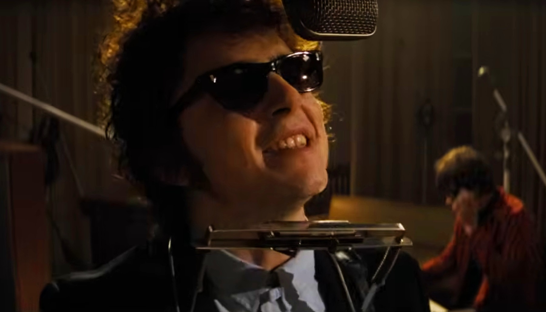 Leia crítica do filme que conta a biografia de Bob Dylan. Qual é a trilha-sonora do filme? Onde assistir? Saiba tudo!