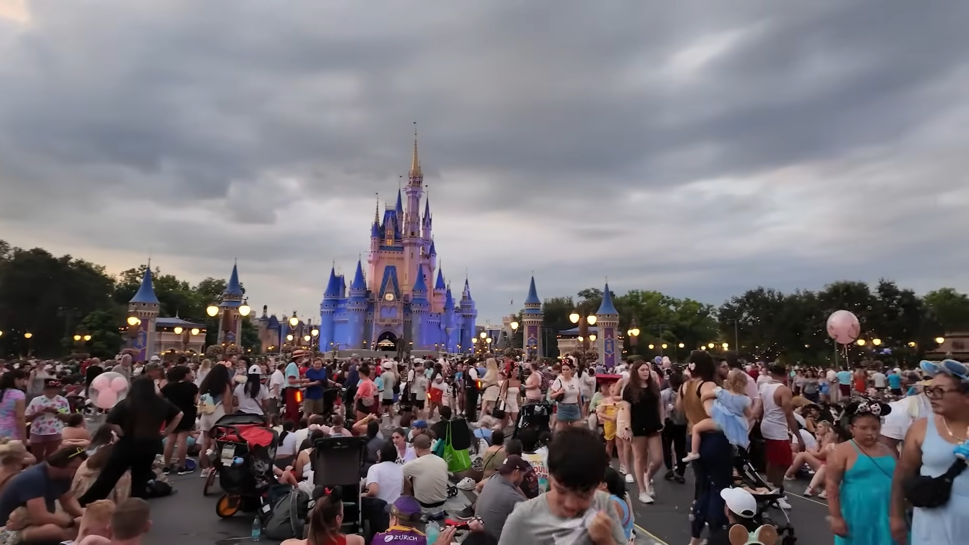 Magic Kingdom em Orlando nos EUA em dia nublado (Foto: Reprodução/ YouTube)
