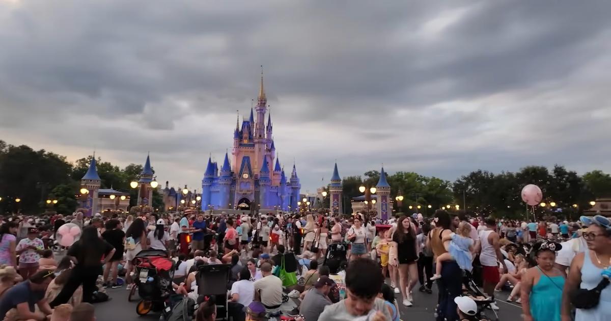 Magic Kingdom em Orlando nos EUA em dia nublado