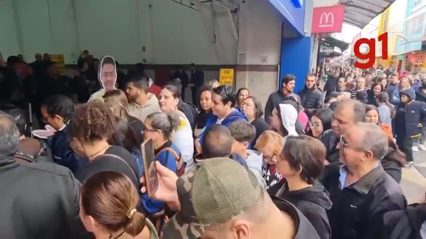 Fila no Calçadão na inauguração do Busca Busca em São José