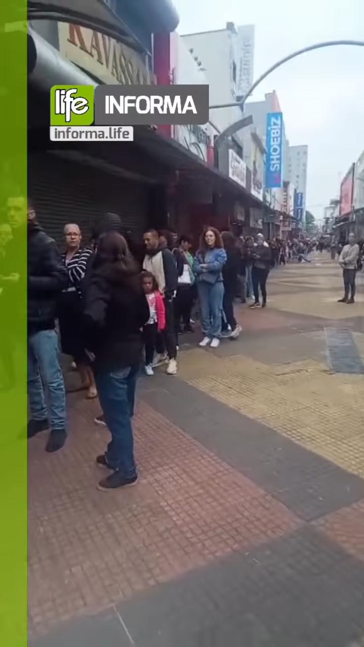 Fila no Calçadão na inauguração do Busca Busca em São José (Créditos: Aquarius Life)