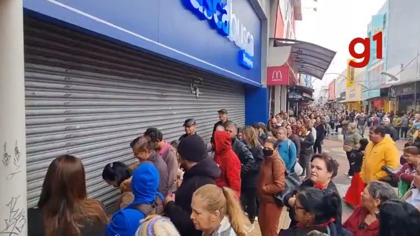 Fila no Calçadão na inauguração do Busca Busca em São José