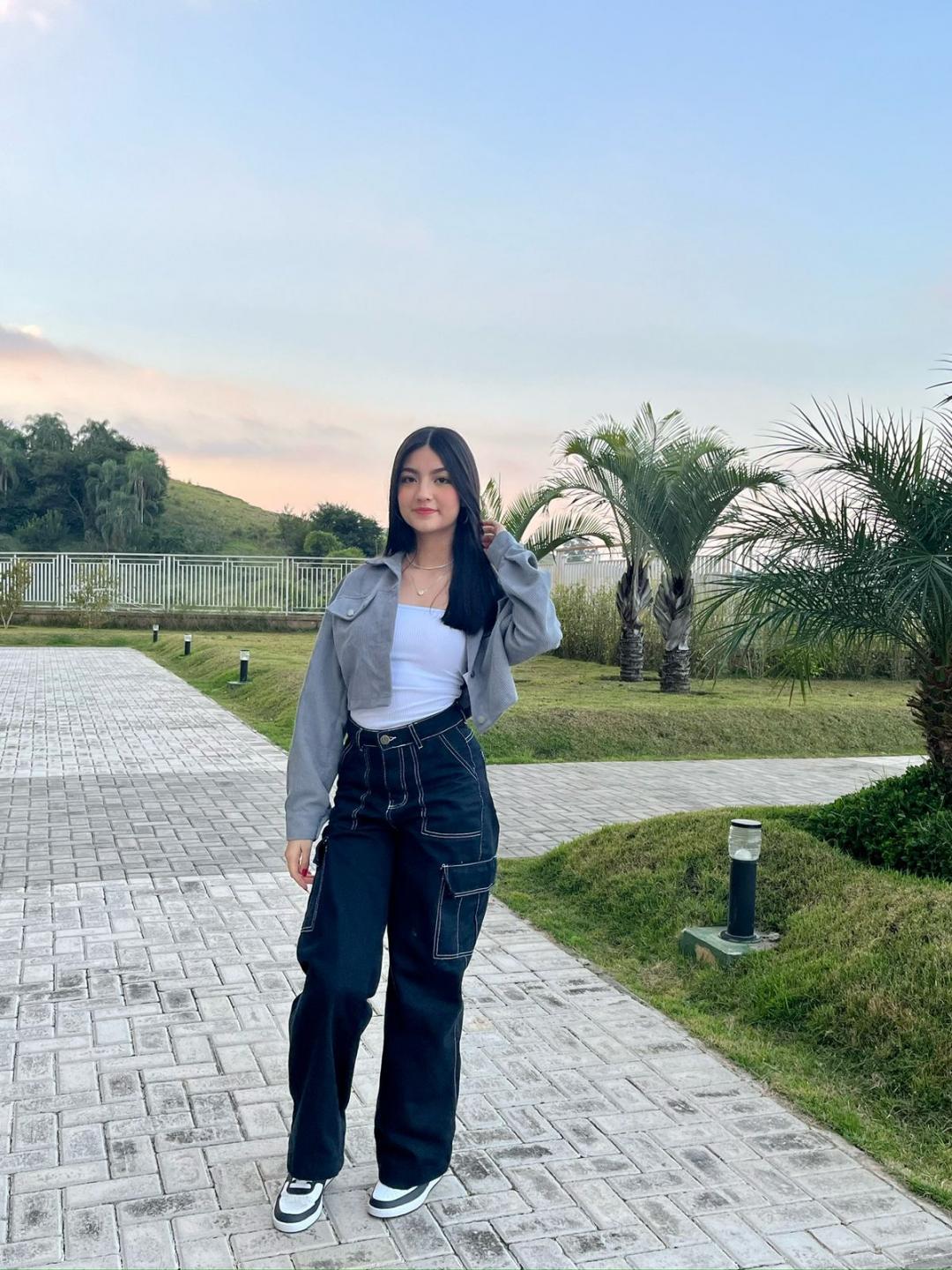 Influenciadora Mayumi Kuramoto em ensaio de fotos