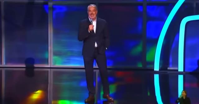 Entenda o que aconteceu no evento da Globo com fala debochada do jornalista do Jornal Nacional. Craque Neto não gostou