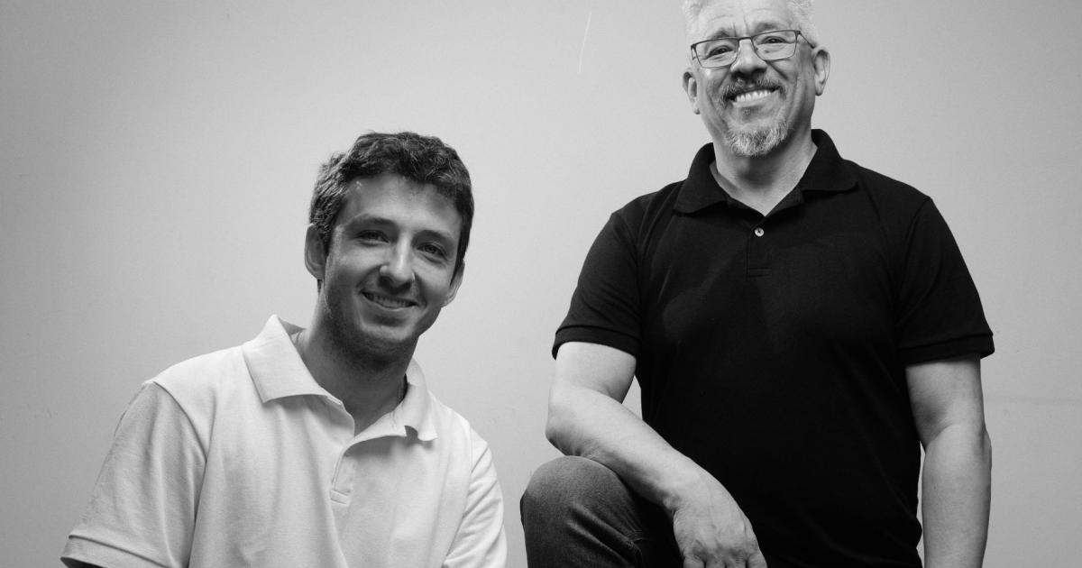 Gabriel Arevalo e o maestro Marco Pontes Caixote