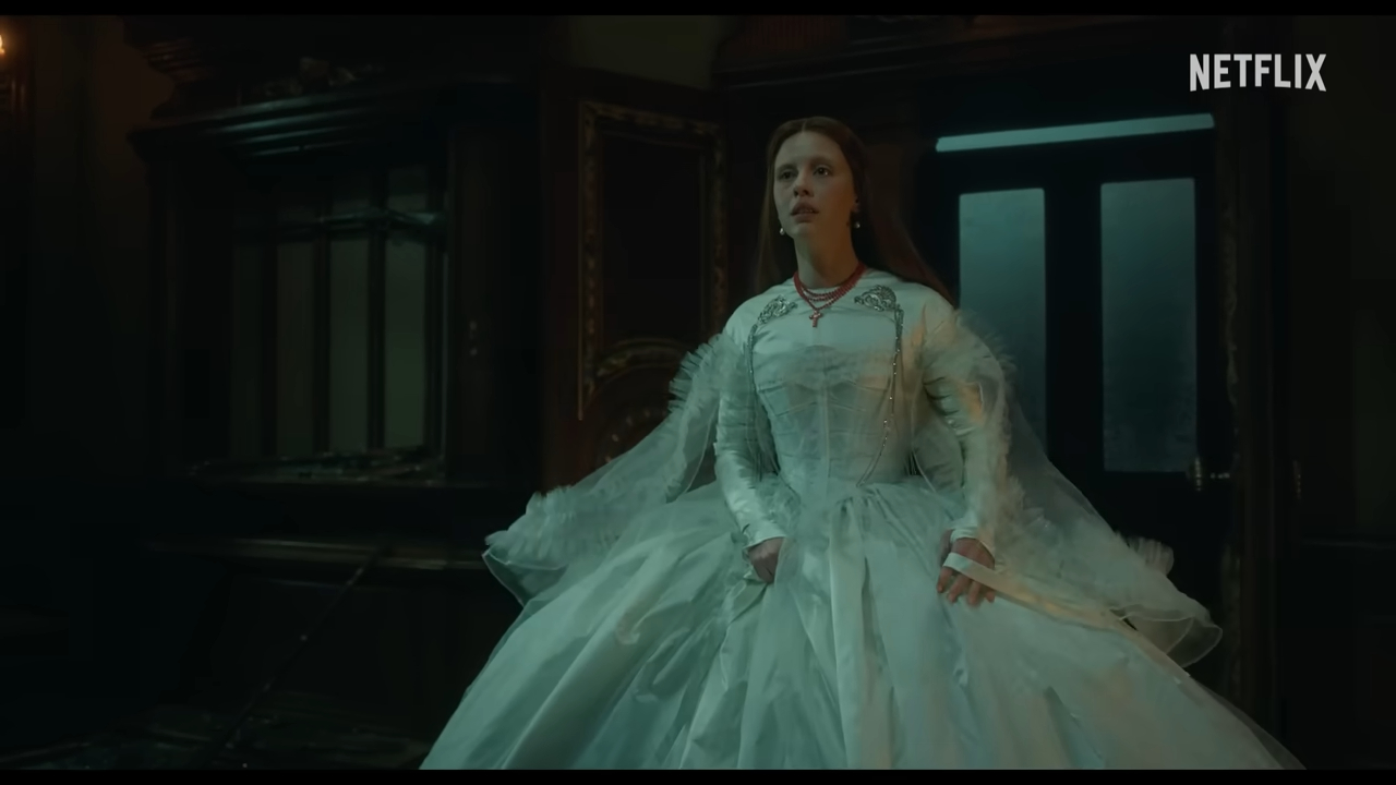 Cena do filme Frankenstein da Netflix com a atriz Mia Goth