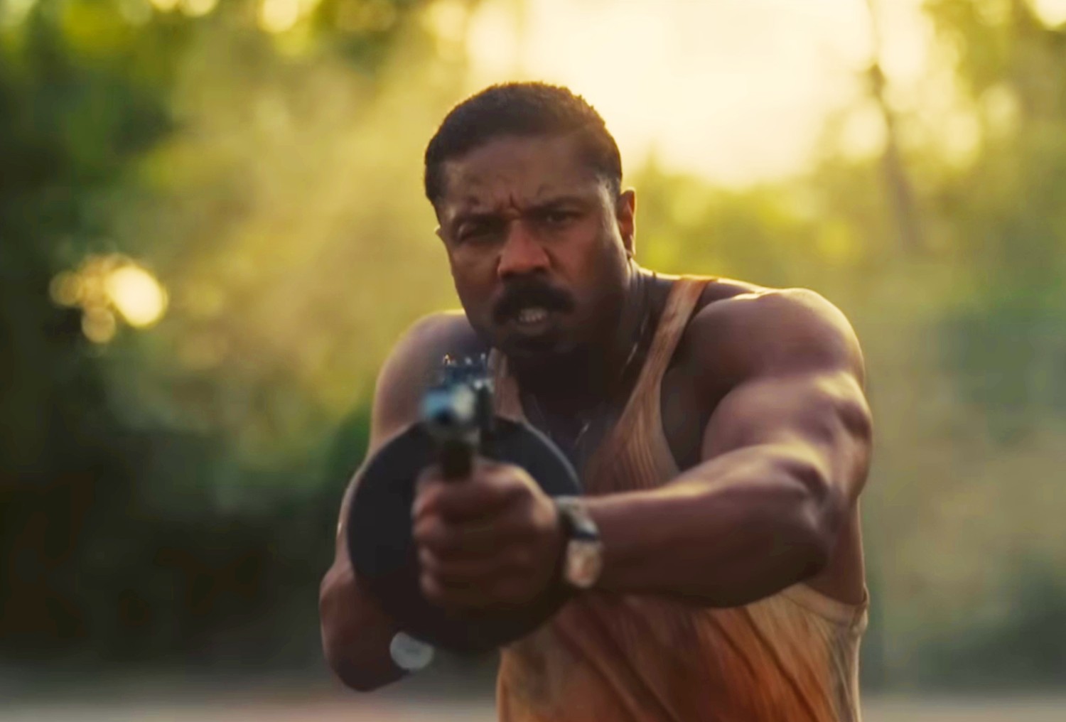 Cena do filme Pecadores com Jordan atirando (Foto: Reprodução / Youtube)