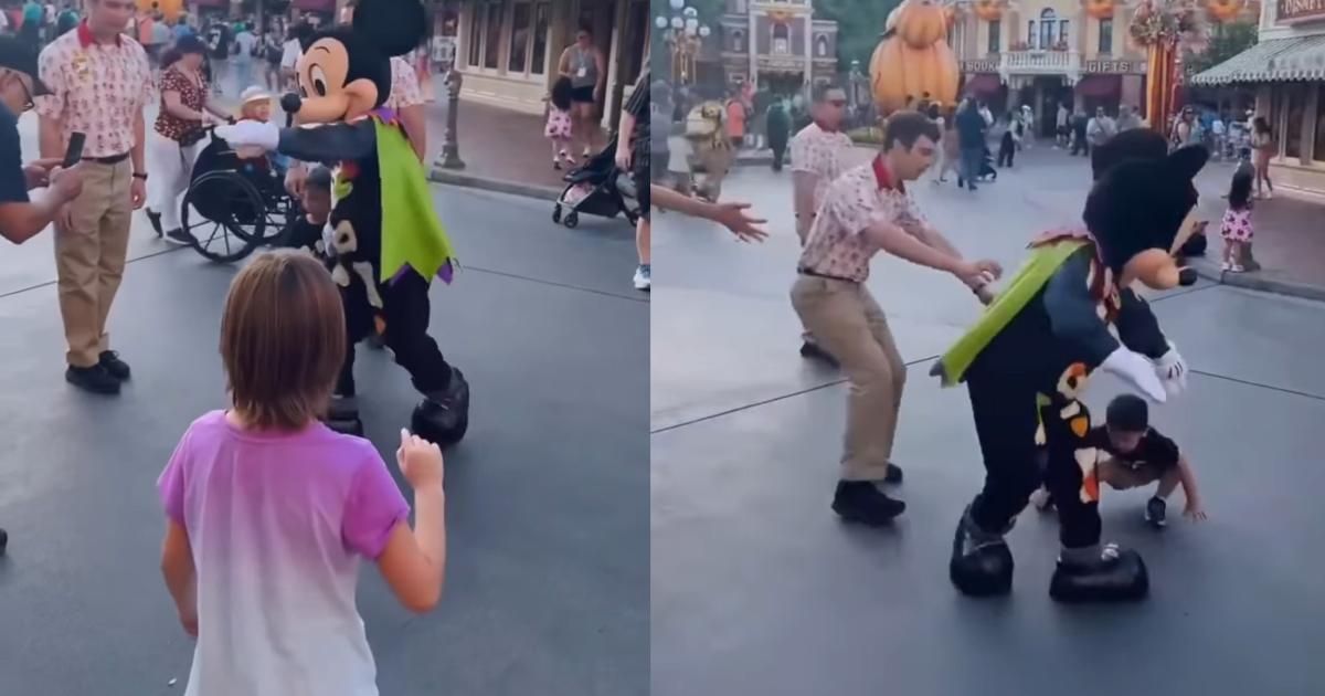 Mickey esbarrando na criança nos Parques da Disney em Orlando