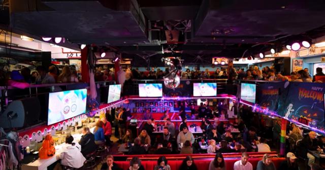 Ellen's Stardust Diner em Nova York (Foto: Reprodução / Youtube)