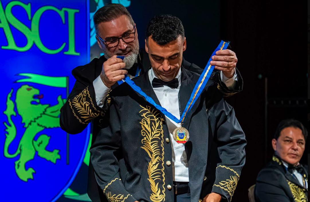 Brasileiro Daniel Almeida recebe prêmio na ABRASCI