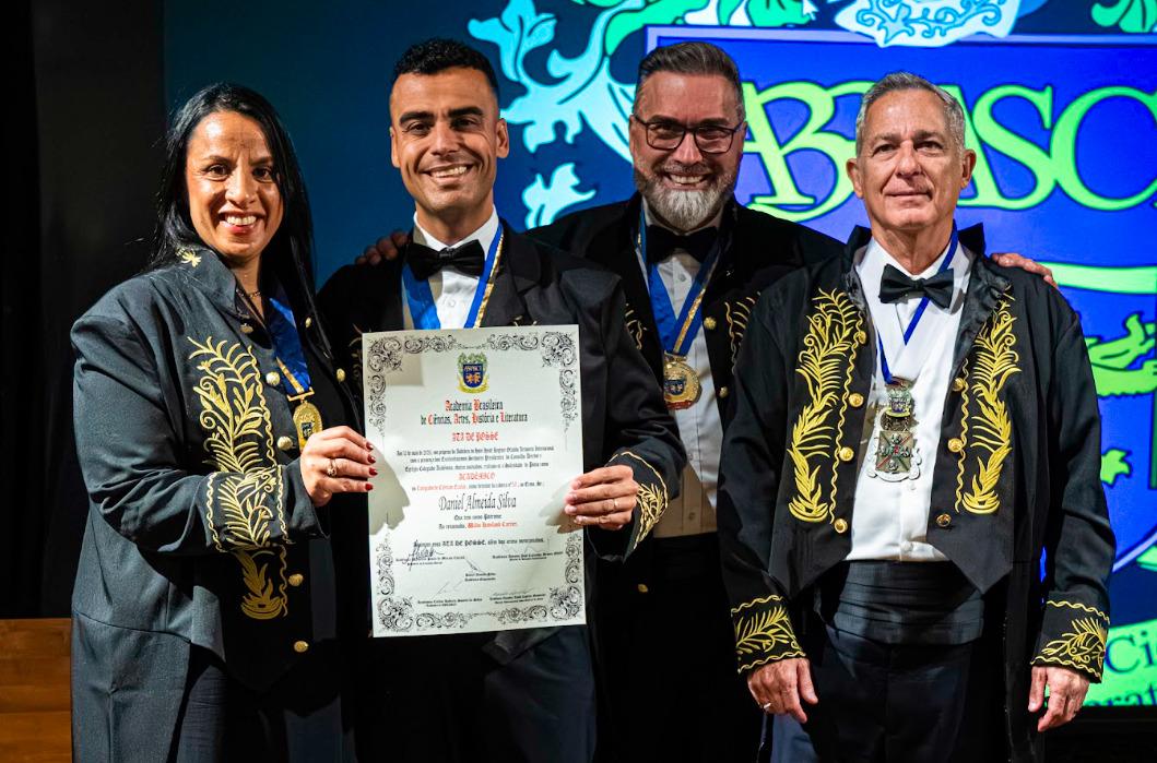 Brasileiro Daniel Almeida recebe prêmio na ABRASCI