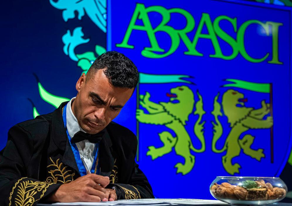 Brasileiro Daniel Almeida recebe prêmio na ABRASCI