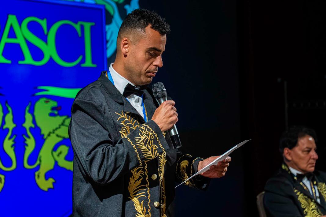 Brasileiro Daniel Almeida recebe prêmio na ABRASCI